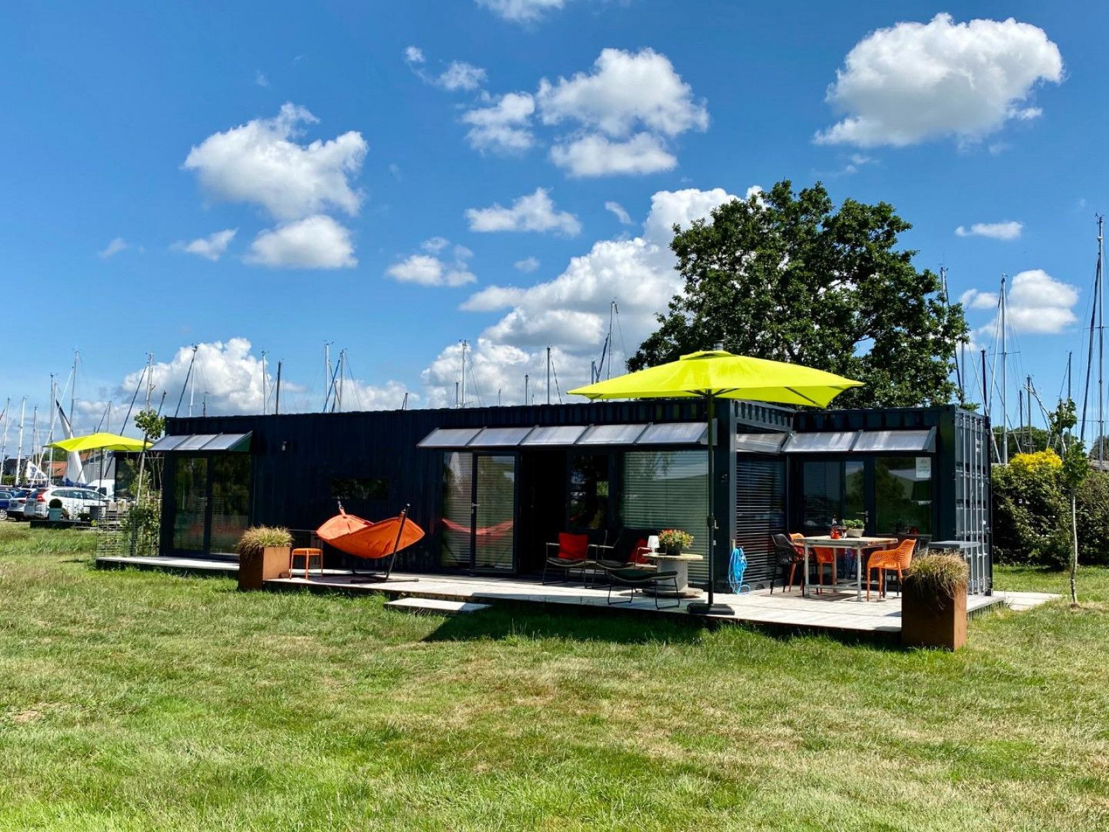 FR058 Ferienhaus in Warns, IJsselmeer, mit grosser Veranda und gruener Umgebung.