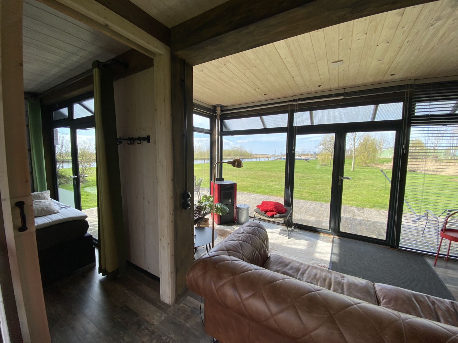 Terrasse des Ferienhauses FR058 in Warns, Friesische Seen, mit bequemer Haengematte.