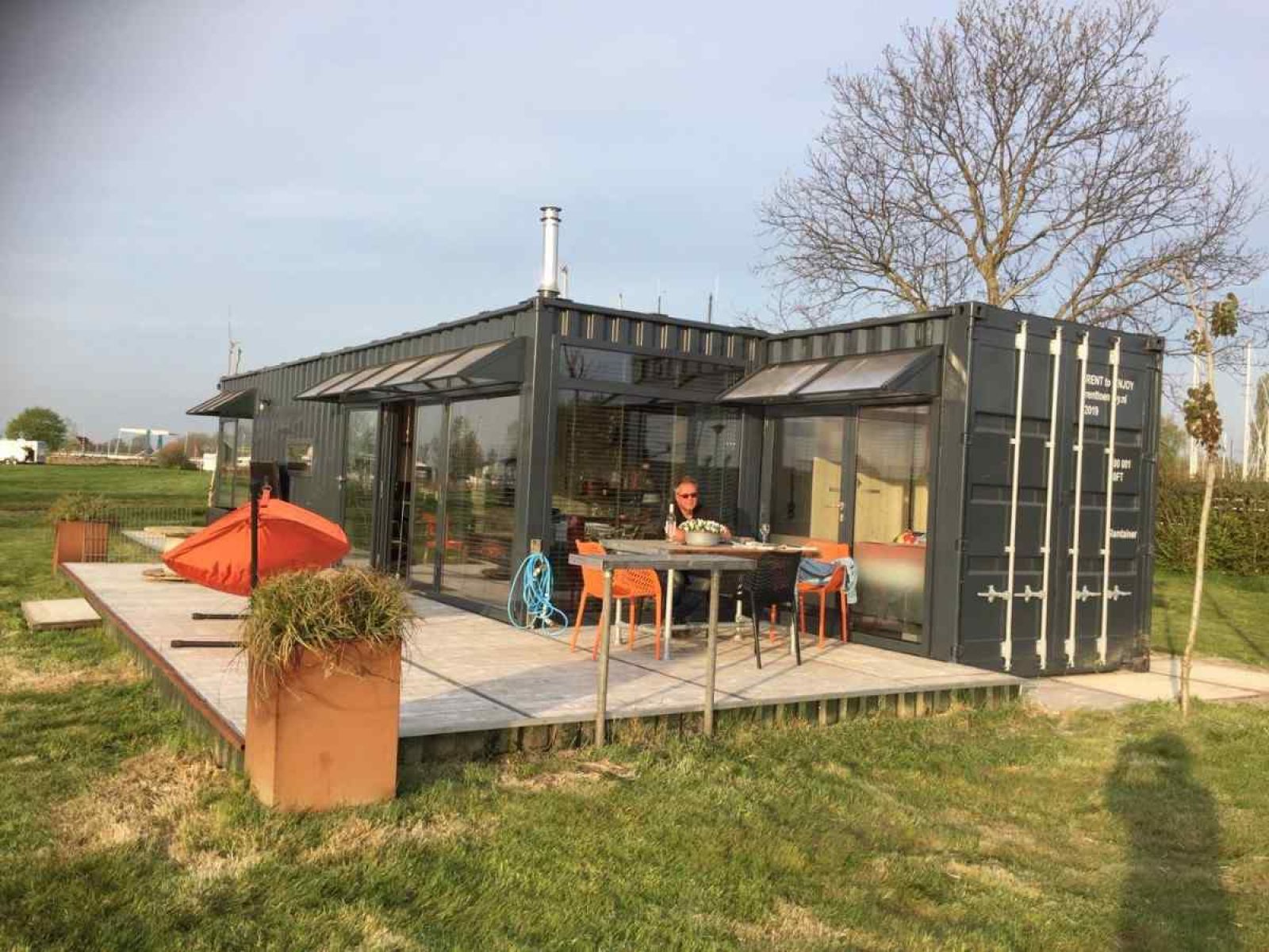 Attraktives Schlafzimmer im Ferienhaus FR058, Warns, mit einzigartigem Industriedesign.