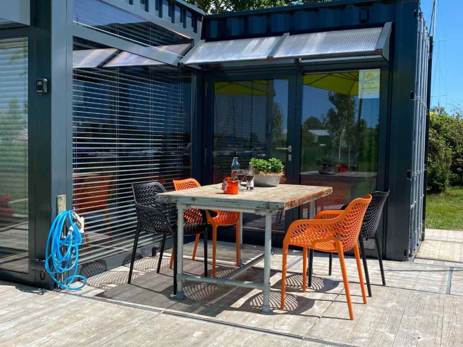 Geraeumiges Wohnzimmer im Ferienhaus FR058, Warns, mit gemuetlicher Sitzecke.