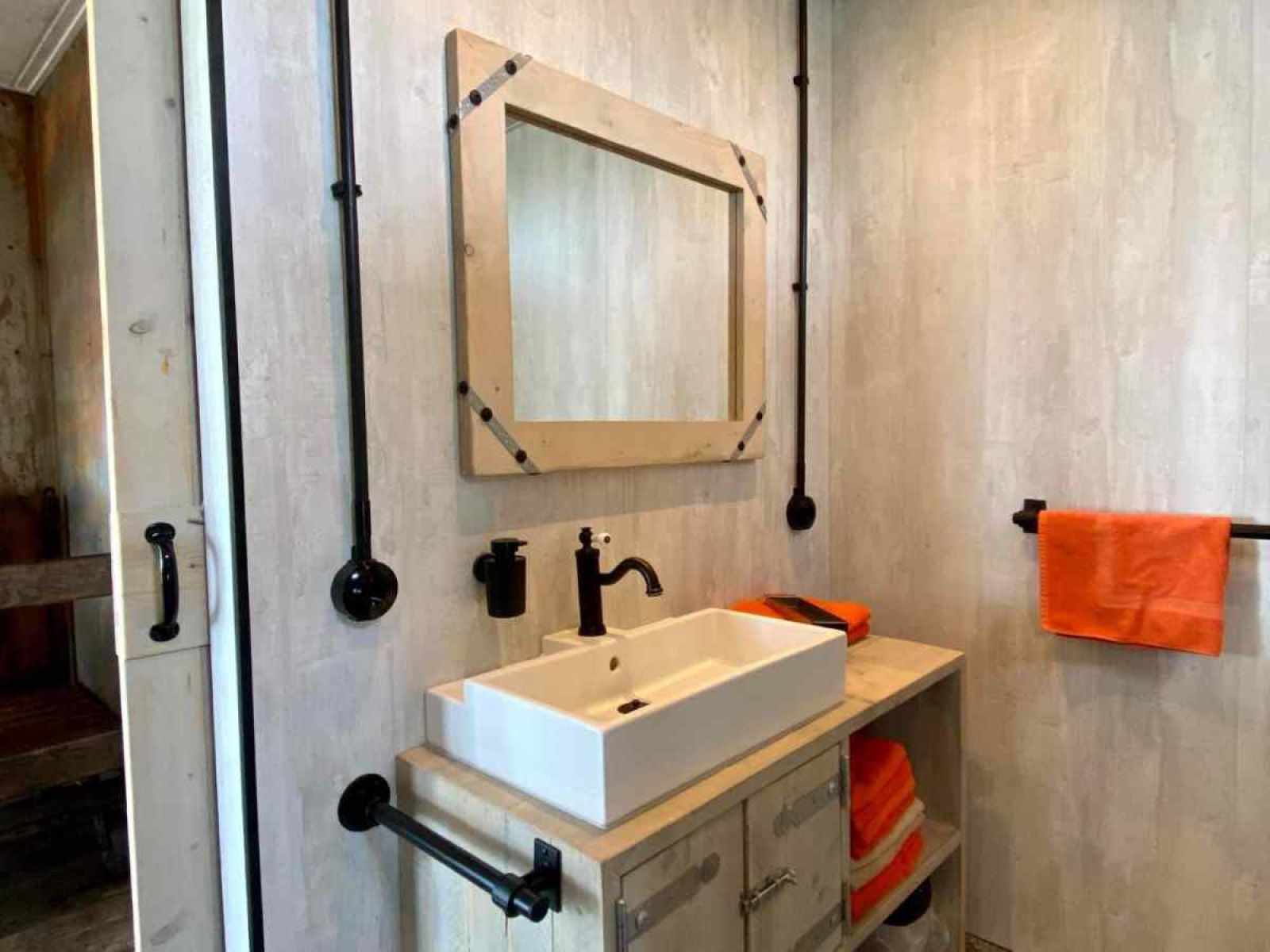 Schlafzimmer und Flur des Ferienhauses FR058, Warns, mit farbigen Akzenten.