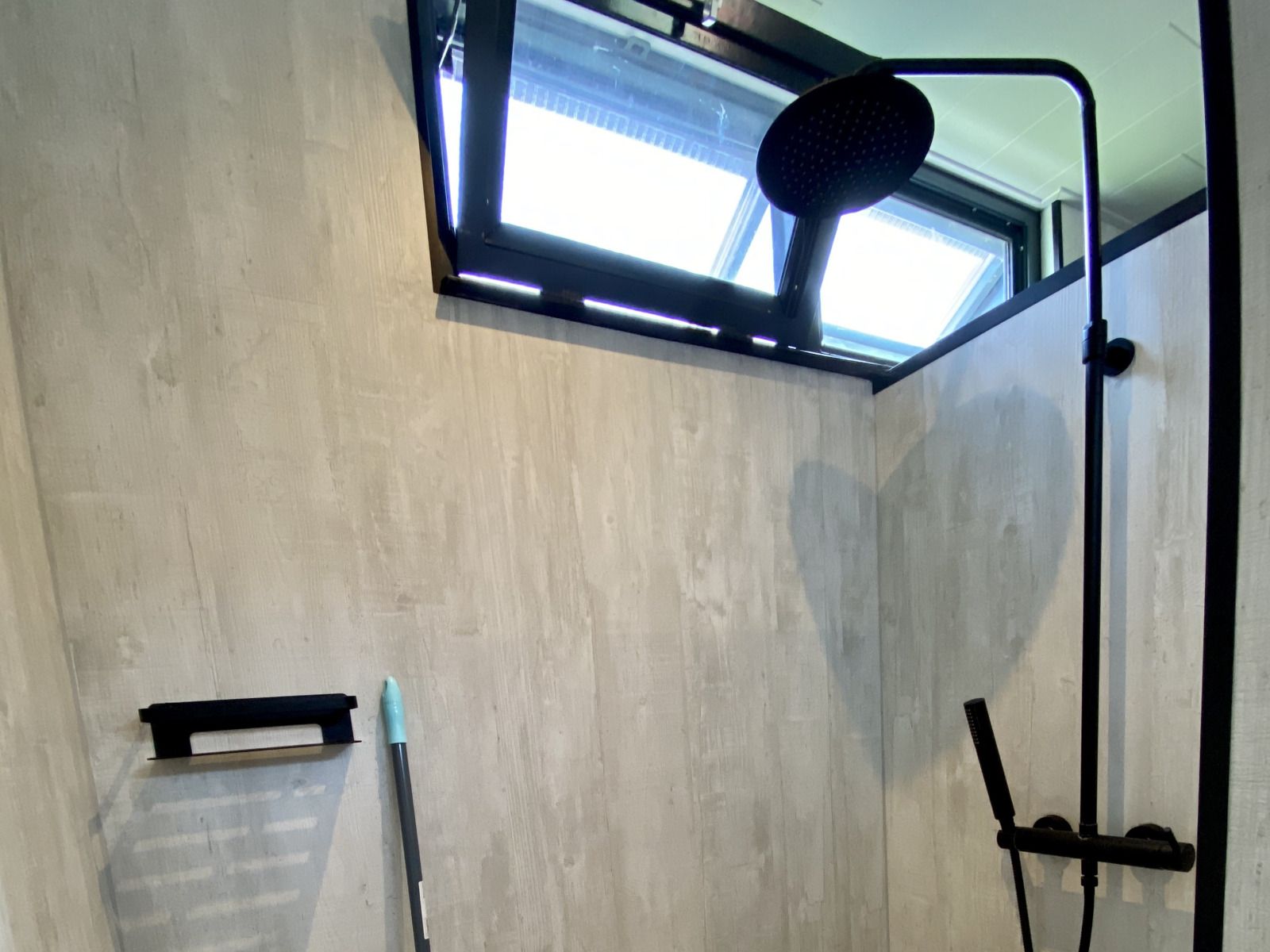 Innenraum des Ferienhauses FR058 in Warns mit grossem Ess- und Wohnbereich.