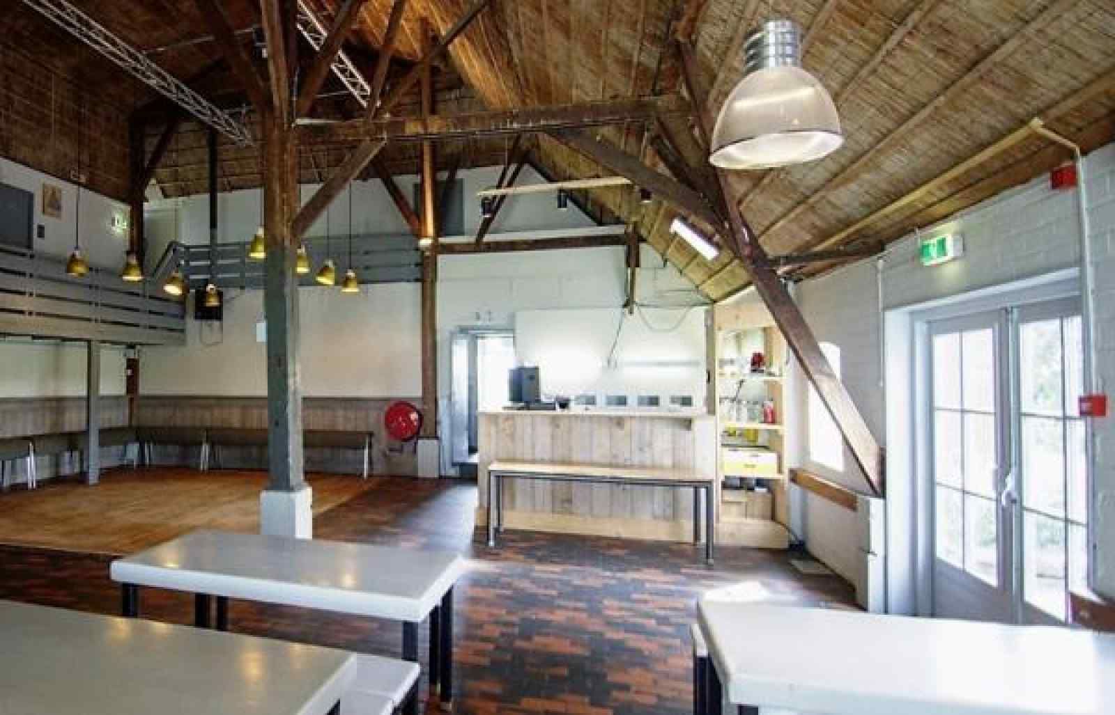 Grote eetzaal in FR164 vakantiehuis, Oudega met houten interieur en veel ruimte