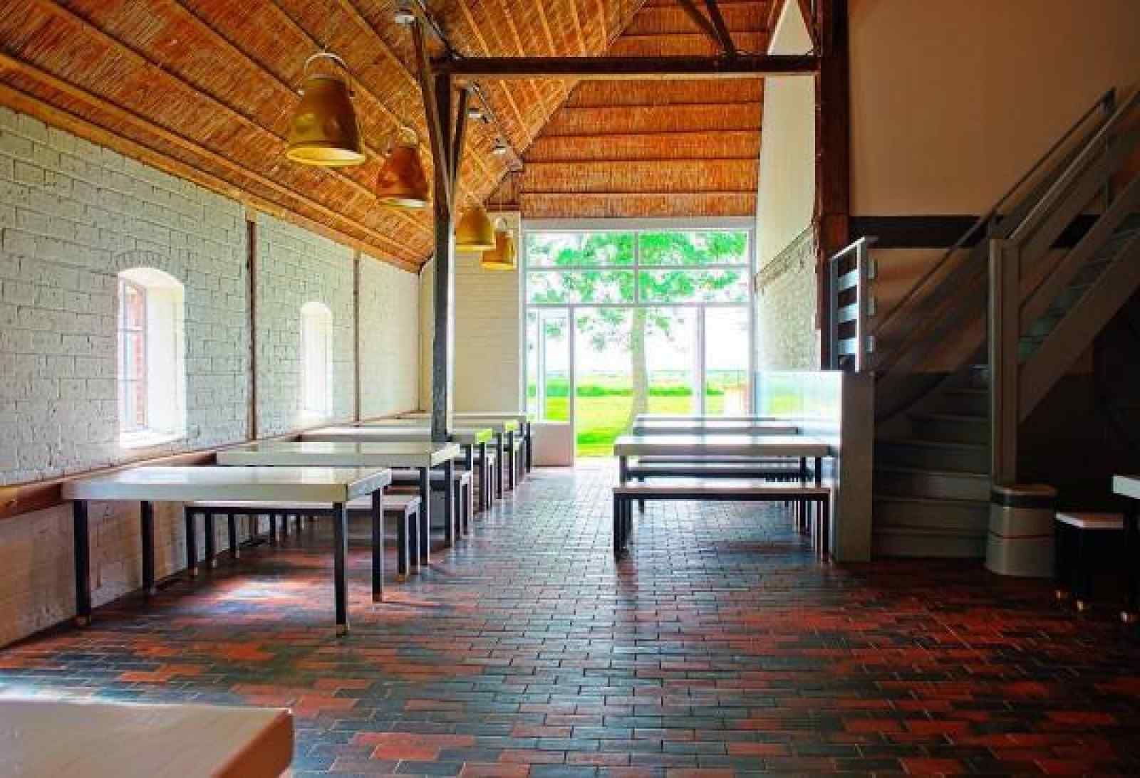 Ruime eetzaal van FR164 vakantiehuis in Oudega, ideaal voor grote groepen