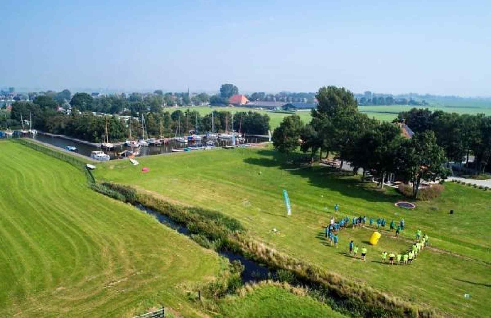 Wegwijzer nabij FR164 vakantiehuis in Oudega, dicht bij Friese meren