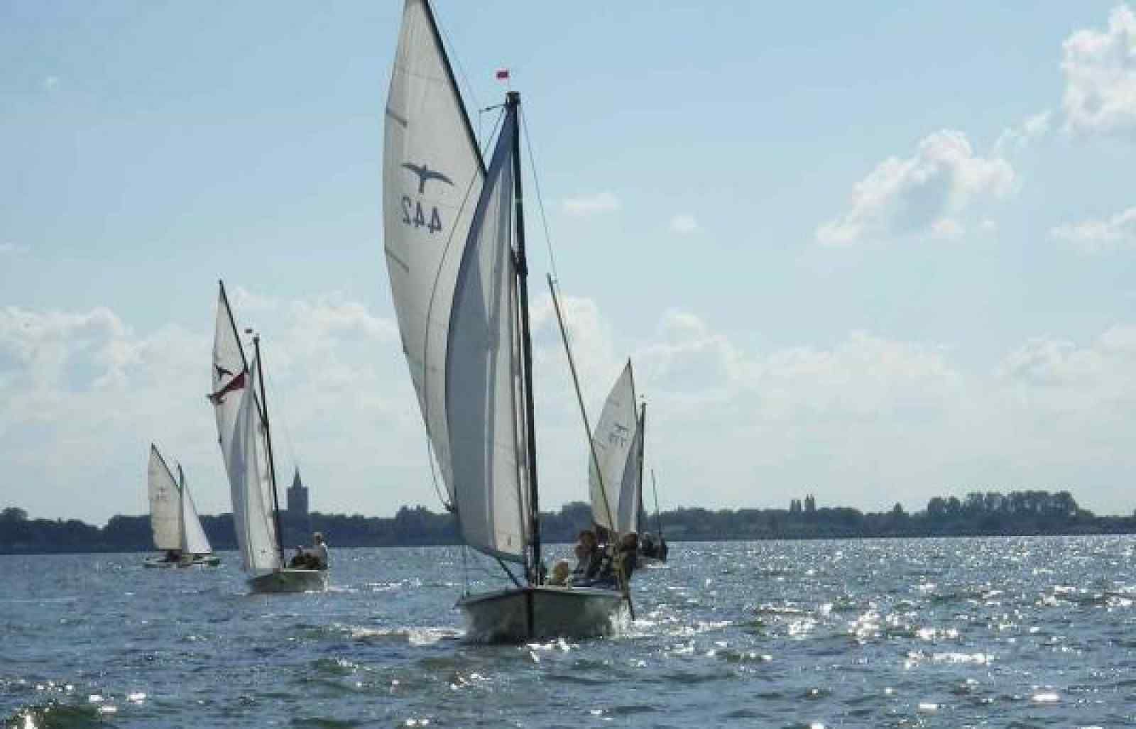Zeilboten bij de haven van FR164 vakantiehuis in Oudega, Friese meren