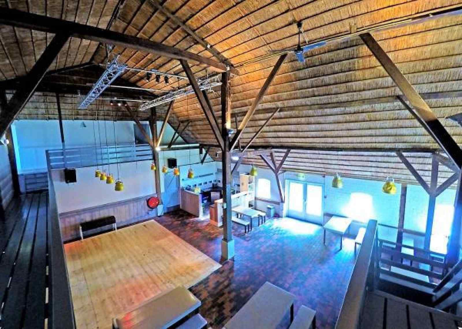 Overzicht van de grote binnenruimte in FR164 vakantiehuis, Oudega met houten details