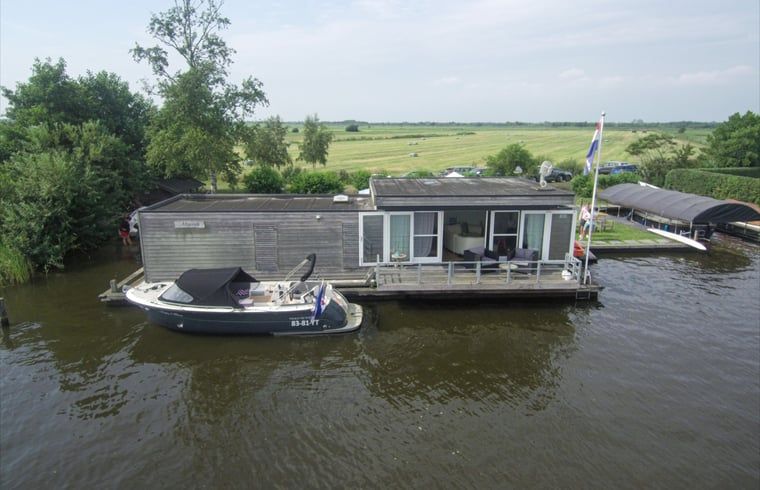 Vacation home in Oudega, located on the waters of Heegermeer in the Frisian Lakes, offers a unique stay experience on a floating terrace.
