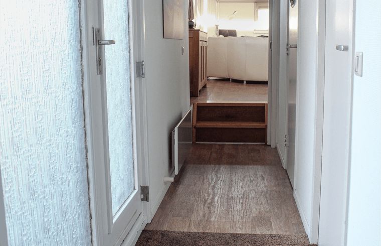 Corridor of Holiday Home in Oudega, located on Heegermeer, Frisian Lakes, with access to a bright living area.