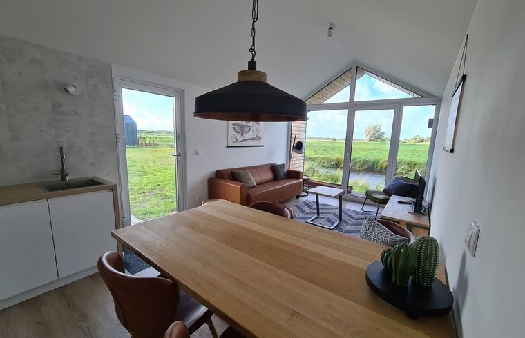 Gezellige binnenruimte van Huisje in Oudega, vakantiehuis met uitzicht op Heegermeer.