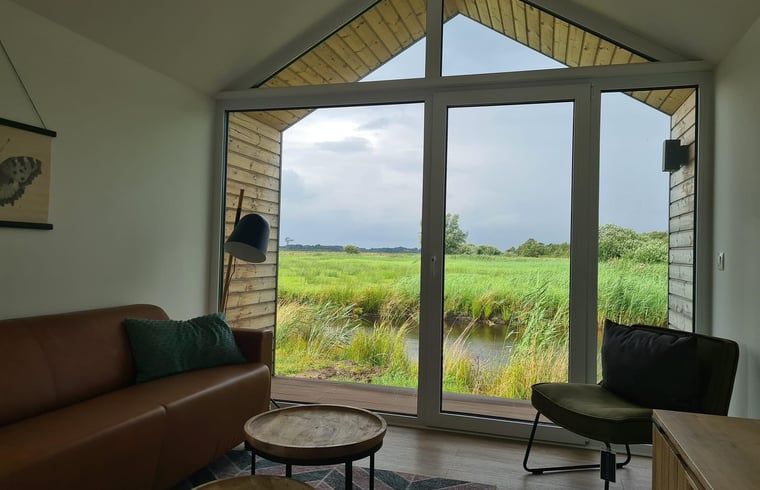 Uitzicht vanuit de woonkamer van Huisje in Oudega, vakantiehuis met panoramisch zicht op Friese meren.