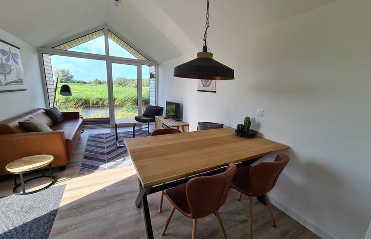 Eethoek in Huisje in Oudega, vakantiehuis in Oudega met moderne inrichting en natuurzicht.