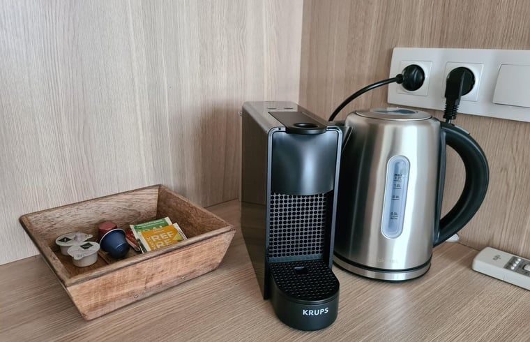 Keukenhoek met koffiezetapparaat in Huisje in Oudega, vakantiehuis in Friese meren.