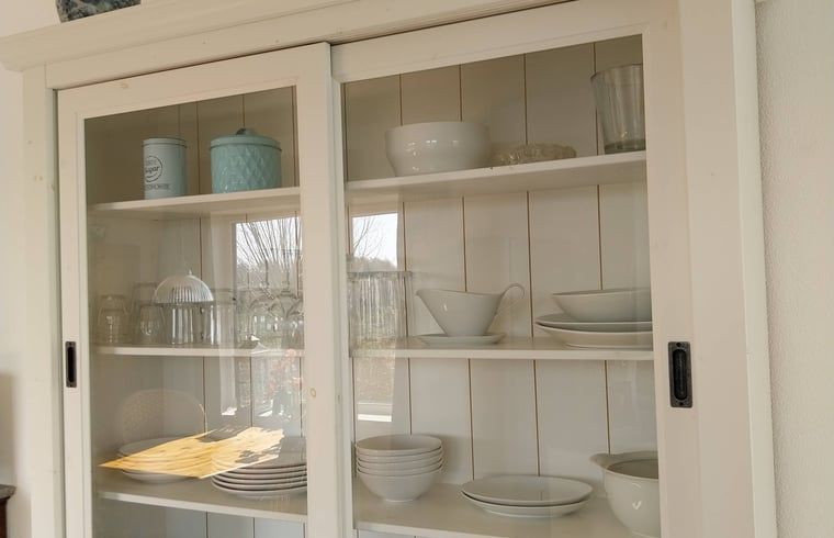 Sfeervolle woonkamer in Vakantiehuisje in Oudega, gelegen aan het Heegermeer in de Friese meren, met houten accenten.