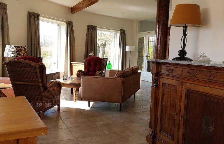 Lichte woonkamer in Vakantiehuisje in Oudega, gelegen aan het Heegermeer in de Friese meren, met veel ramen.