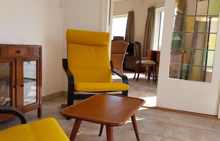 Zonnige kamer in Vakantiehuisje in Oudega, gelegen aan het Heegermeer in de Friese meren, met toegang tot het terras.