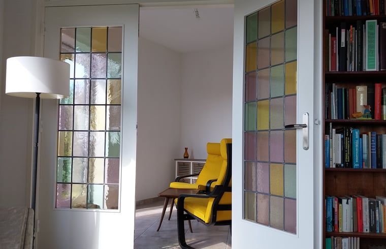 Slaapkamer met opbergruimte in Vakantiehuisje in Oudega, gelegen aan het Heegermeer in de Friese meren.