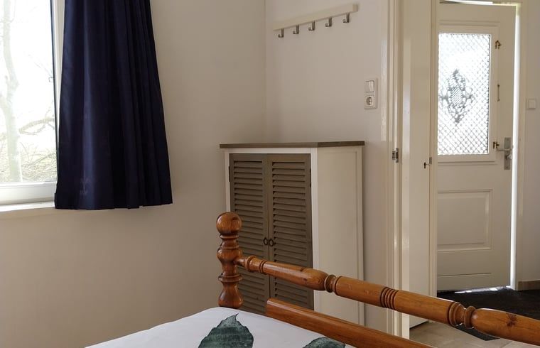 Lichte kinderkamer in Vakantiehuisje in Oudega, gelegen aan het Heegermeer in de Friese meren, met kleurrijk beddengoed.