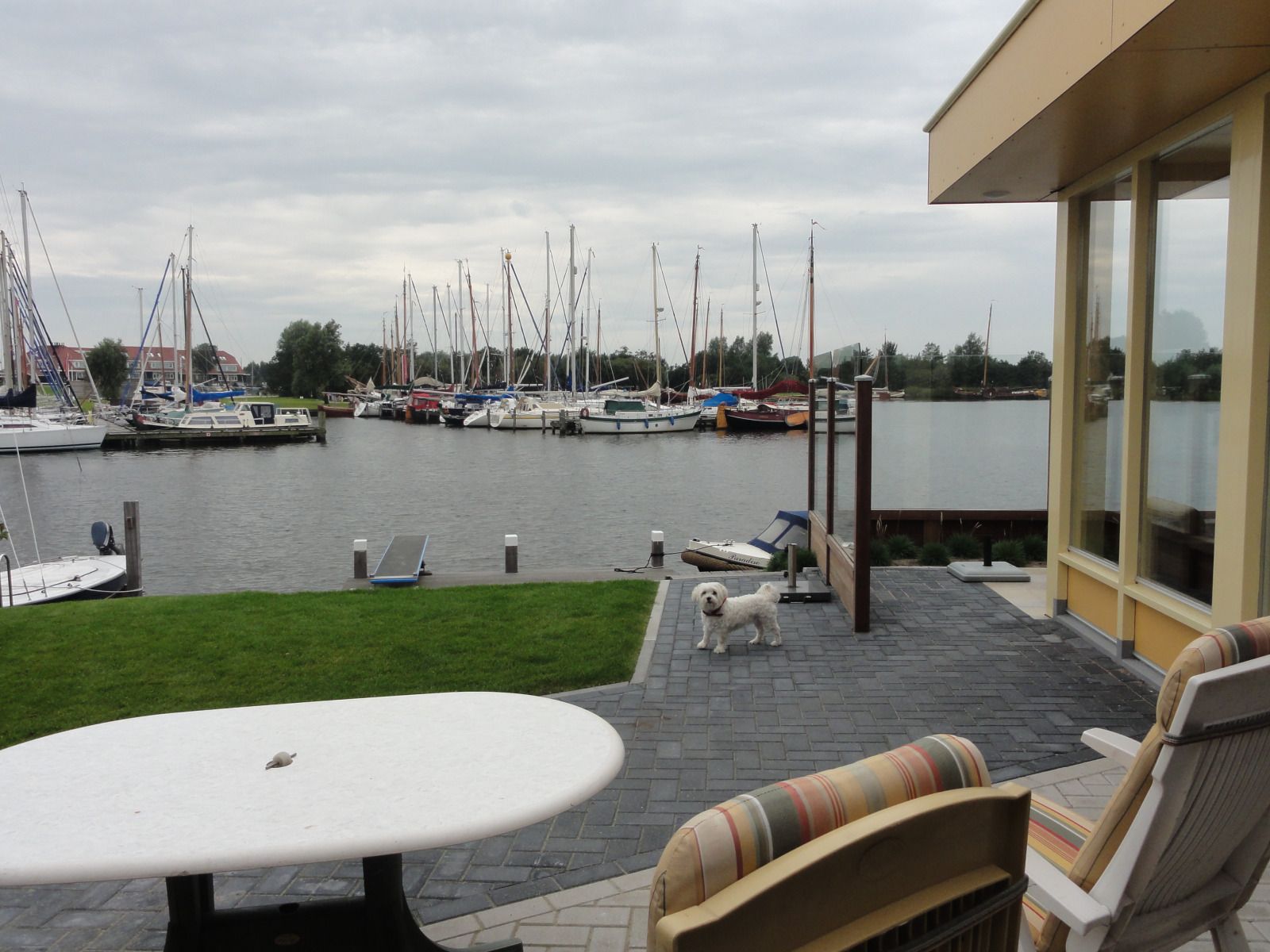 Vacation home FR518 with terrace by the water in Koudum, Frisian lakes.
