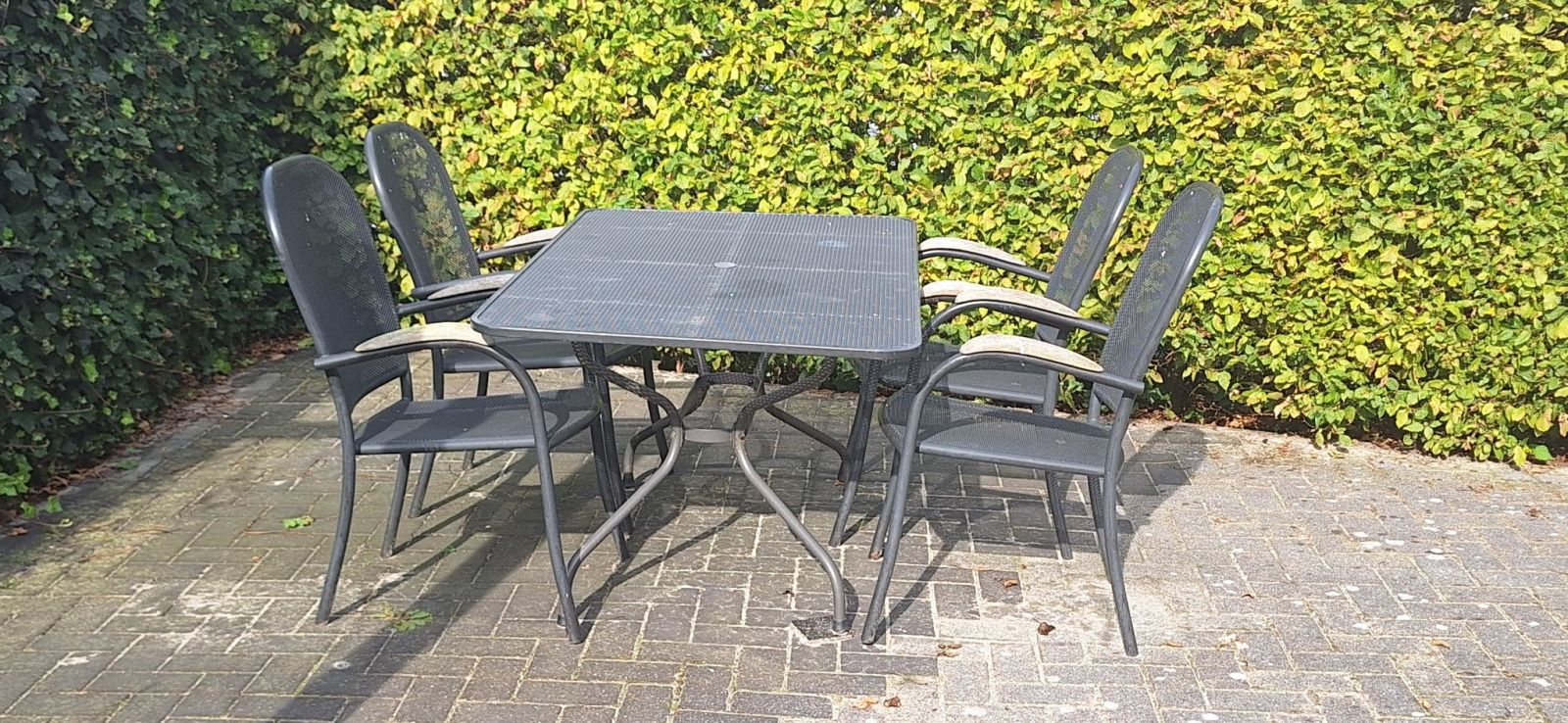 Comfortable veranda of vacation home FR518 in Koudum, overlooking Fluessen.