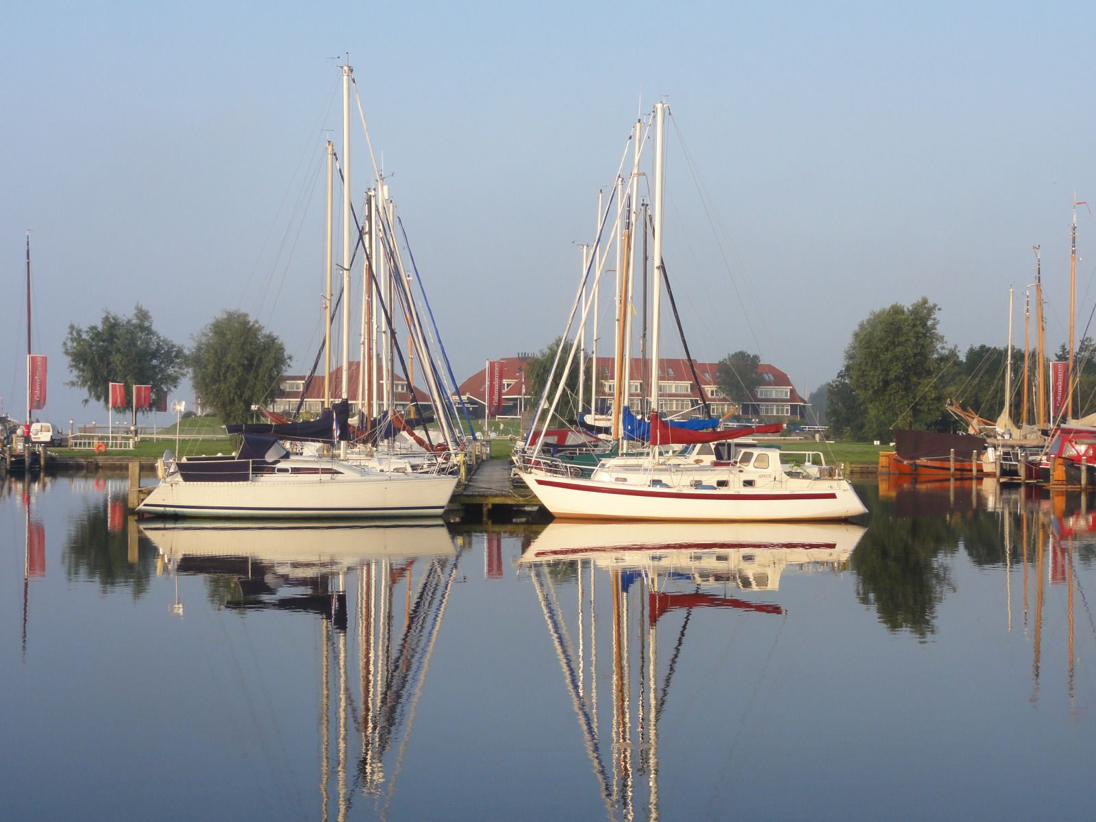 Modern kitchen in vacation home FR518, Koudum, overlooking garden.