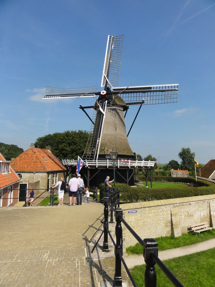 Family enjoys sailing at vacation home FR518, Koudum, Frisian lakes.