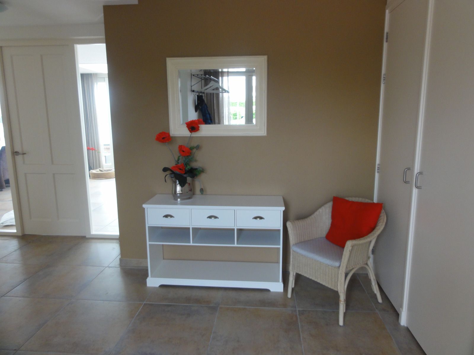 Front of vacation home FR518 in Koudum, with parking and modern architecture.