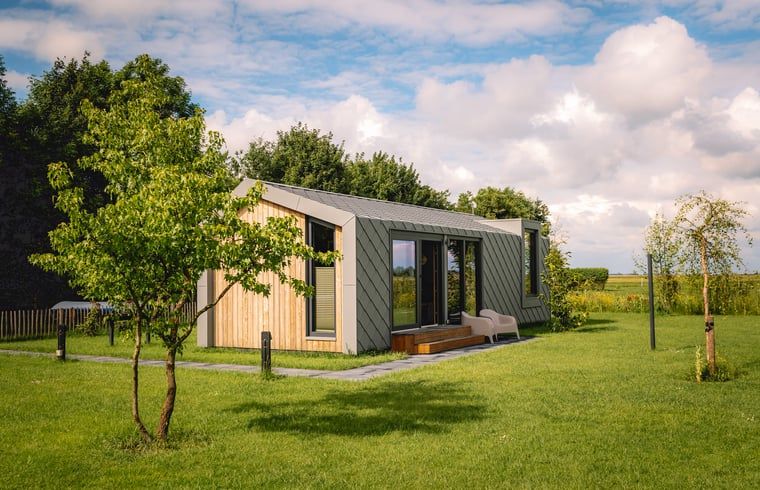 Ferienhaus in Koudum mit moderner Architektur und gruener Umgebung in der Naehe der friesischen Seen.
