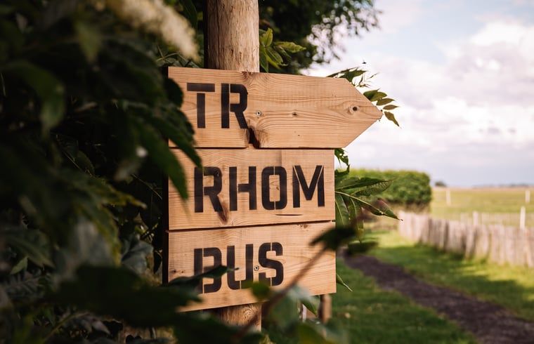 Hoelzerner Wegweiser zum Ferienhaus in Koudum, eingebettet in die Natur der friesischen Seen.