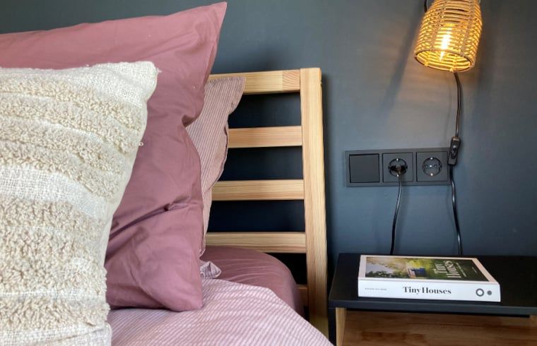 Gemuetliches Schlafzimmer im Ferienhaus in Koudum mit gemuetlichen Details und stimmungsvoller Beleuchtung.