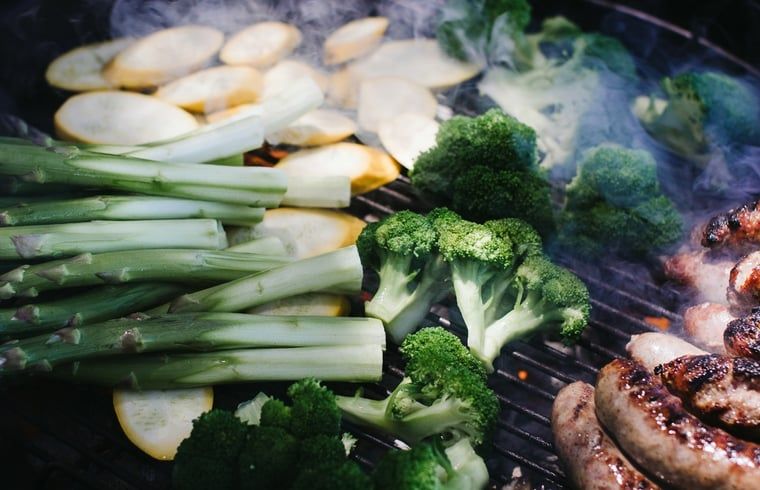 Frisches Gemuese auf dem Grill im Ferienhaus in Koudum, perfekt fuer eine Sommermahlzeit.