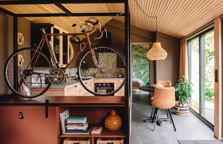 Offene Kueche und Essbereich im Ferienhaus in Koudum mit moderner Einrichtung und viel Licht.