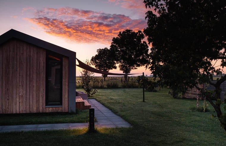 Ferienhaus in Koudum bei Sonnenuntergang, eine idyllische Umgebung in den friesischen Seen.