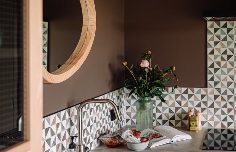 Kueche mit frischen Zutaten und Blumen im Ferienhaus in Koudum, ein kulinarischer Raum.