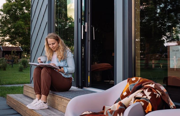 Entspannen Sie sich auf der Terrasse von Holiday home in Koudum bei einem guten Buch und einer Tasse Kaffee.