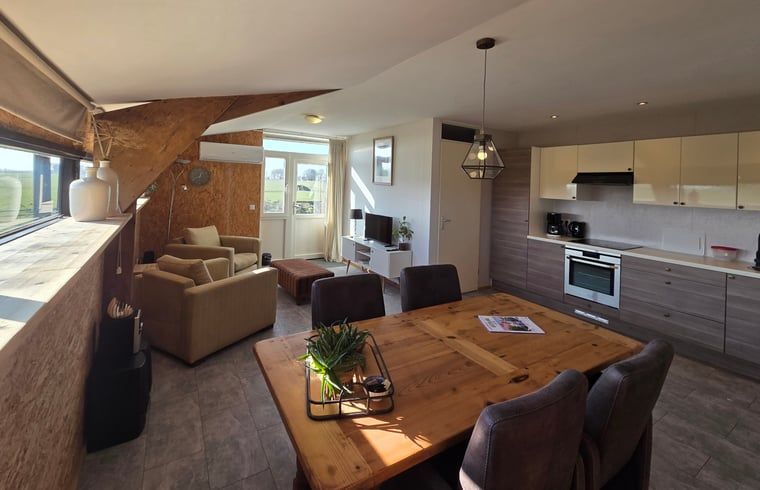 Gezellige binnenruimte van Vakantiehuisje in It Heidenskip, met moderne keuken en eetgedeelte, gelegen aan de Friese meren in Fluessen.