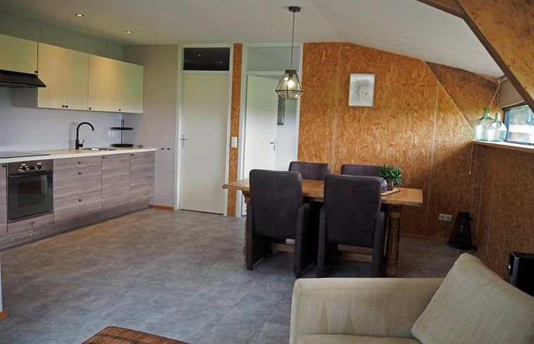 Moderne keuken in Vakantiehuisje in It Heidenskip, gelegen aan de Friese meren, biedt comfort en stijl voor een ontspannen verblijf.