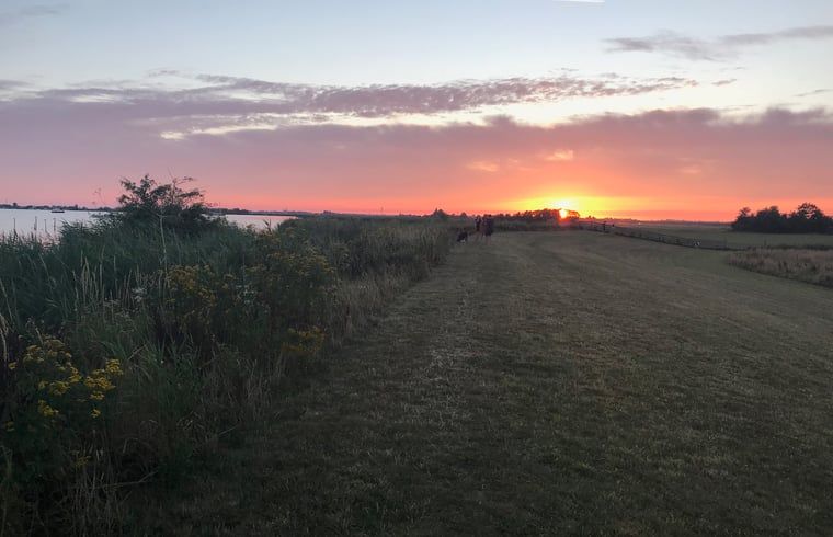 Adembenemende zonsondergang bij vakantiehuis Gaastmeer, met uitzicht over de Friese meren.