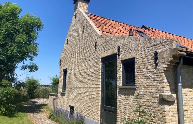 Authentieke bakstenen gevel van Vakantiehuis in Gaastmeer, gelegen in de rustige omgeving van de Friese meren.