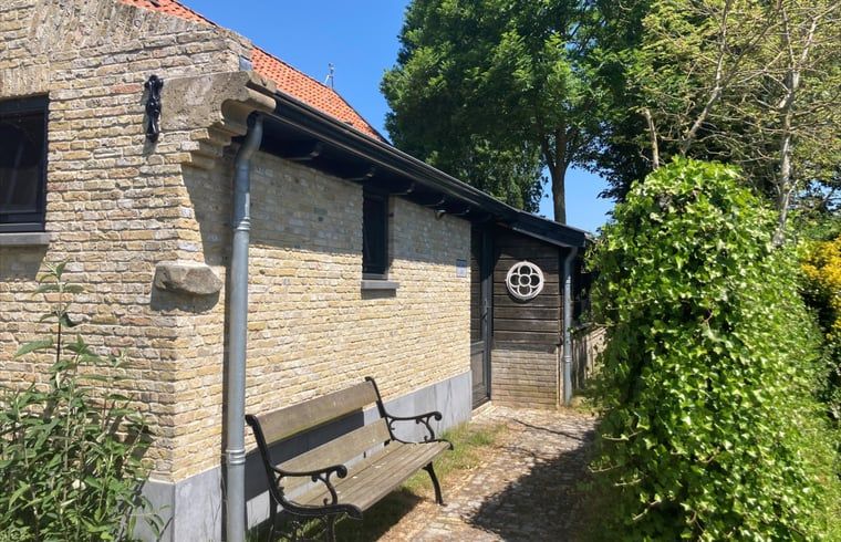 Schaduwrijke tuin bij Vakantiehuis in Gaastmeer, ideaal voor ontspannen wandelingen in de groene omgeving.