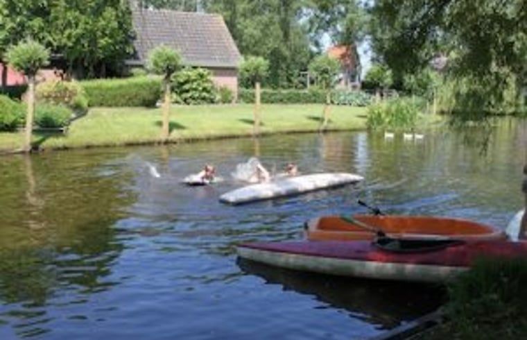 Kinderen spelen in het water bij Huisje in Gaastmeer, vakantiehuis in de Friese meren met wateractiviteiten.