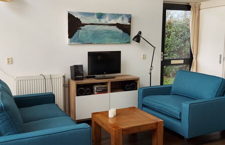 Gemuetliches Wohnzimmer im Ferienhaus in Gaastmeer, Friesische Seen, mit bequemer Sitzecke und moderner Einrichtung fuer einen entspannten Aufenthalt.