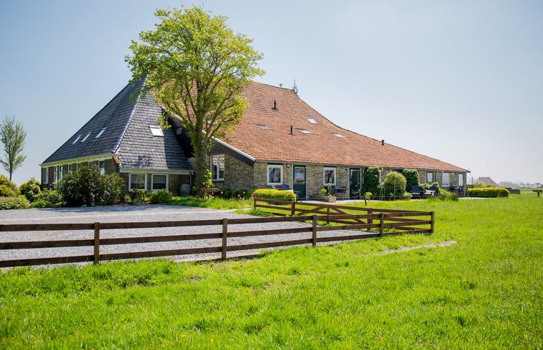 Buitenkant van Huisje in Oudega SWF, sfeervol vakantiehuis in de Friese meren.