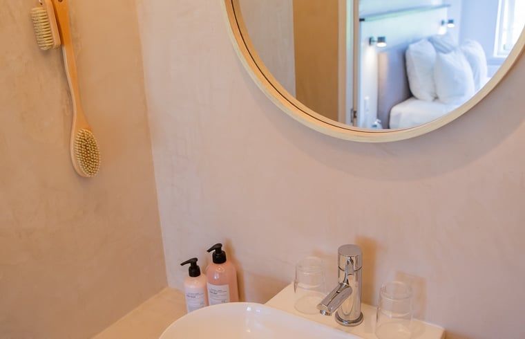 Moderne badkamer in Huisje in Oudega SWF, vakantiehuis in Oudega, Friese meren.