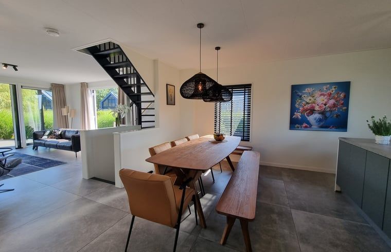 Esszimmer im Ferienhaus in Balk mit langem Holztisch, ideal fuer Familienabende in der Naehe der friesischen Seen.