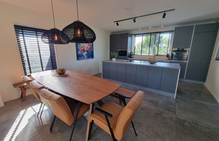 Stilvolle Kueche und Essbereich im Ferienhaus in Balk, ideal fuer gemuetliche Mahlzeiten an den friesischen Seen.