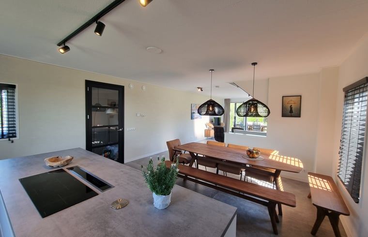 Gemuetlicher Essbereich im Ferienhaus in Balk mit Holztisch und viel Licht, ideal fuer Familientreffen.