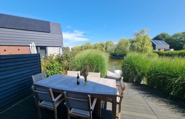 Aussenterrasse des Ferienhauses in Balk mit Blick auf das Wasser, ideal zum Entspannen an den friesischen Seen.