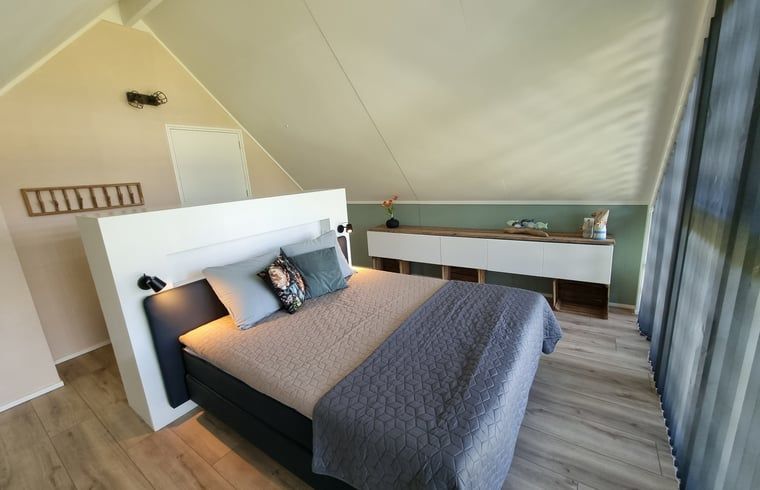 Attraktives Schlafzimmer im Ferienhaus in Balk mit moderner Einrichtung, ideal fuer einen erholsamen Schlaf.