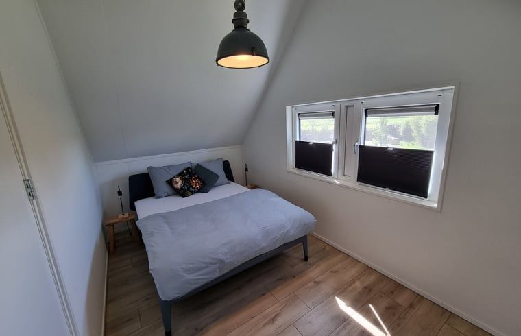 Gemuetliches Schlafzimmer im Ferienhaus in Balk mit Doppelbett, ideal zum Entspannen an den friesischen Seen.